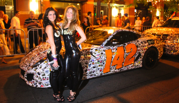 Autogespot babes in strak latex tijdens de Gumball 3000 race