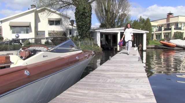 Je krijgt een Riva Aquariva bij de aanschaf van deze Villa in Loosdrecht