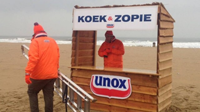 Unox Koek en Zopie op het strand in scheveningen